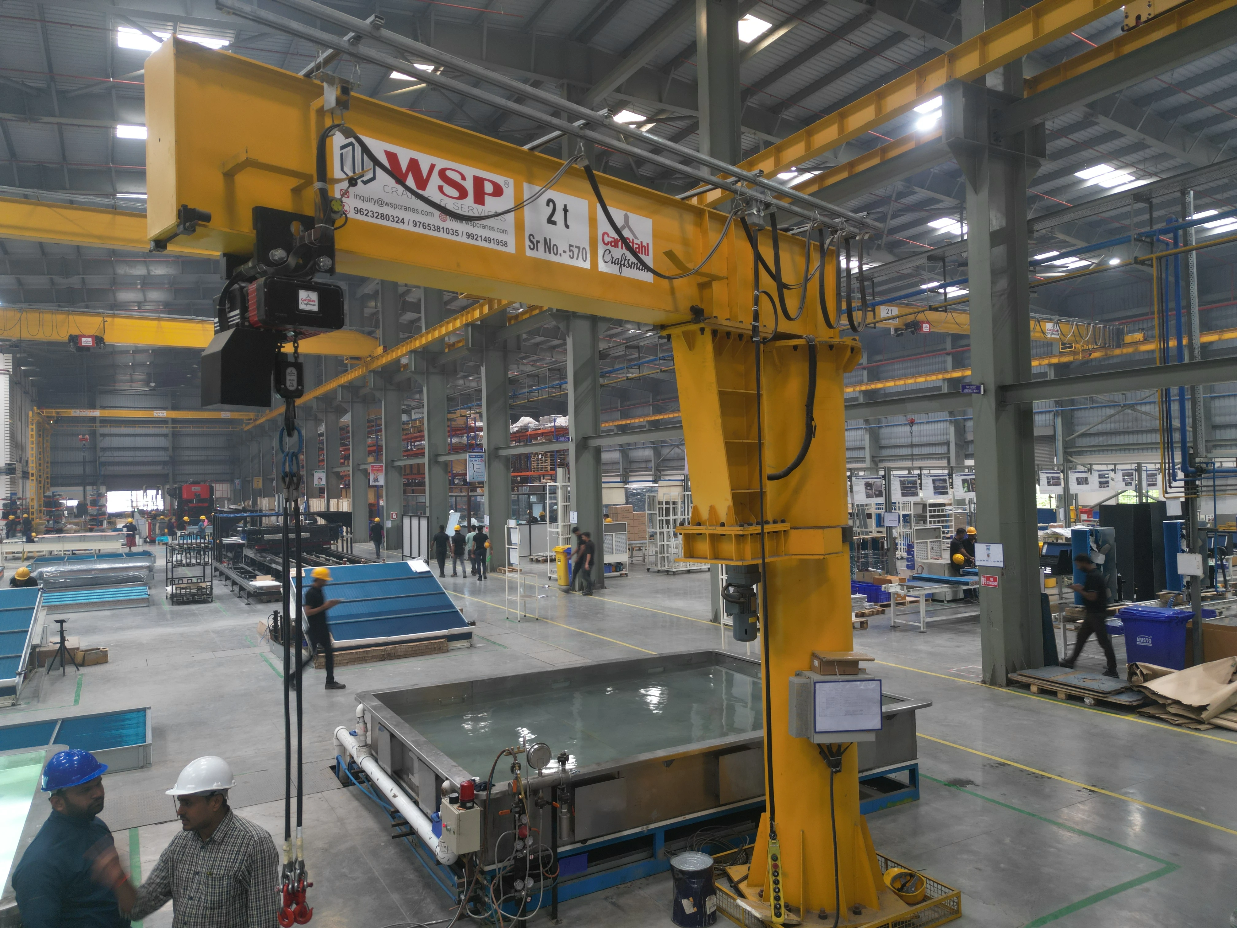 Wall mounted jib crane for space saving workshop operations